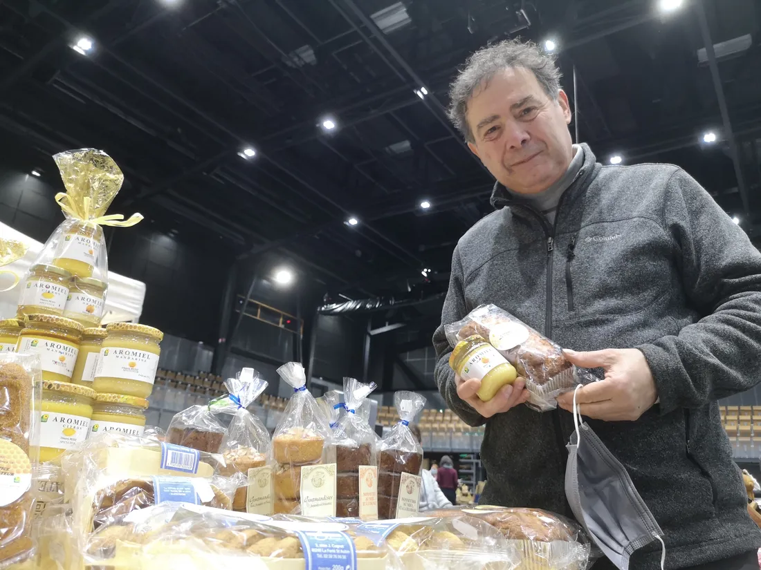 Thierry Petit, le Rucher du Bois des Paons à Thésée-la-Romaine.