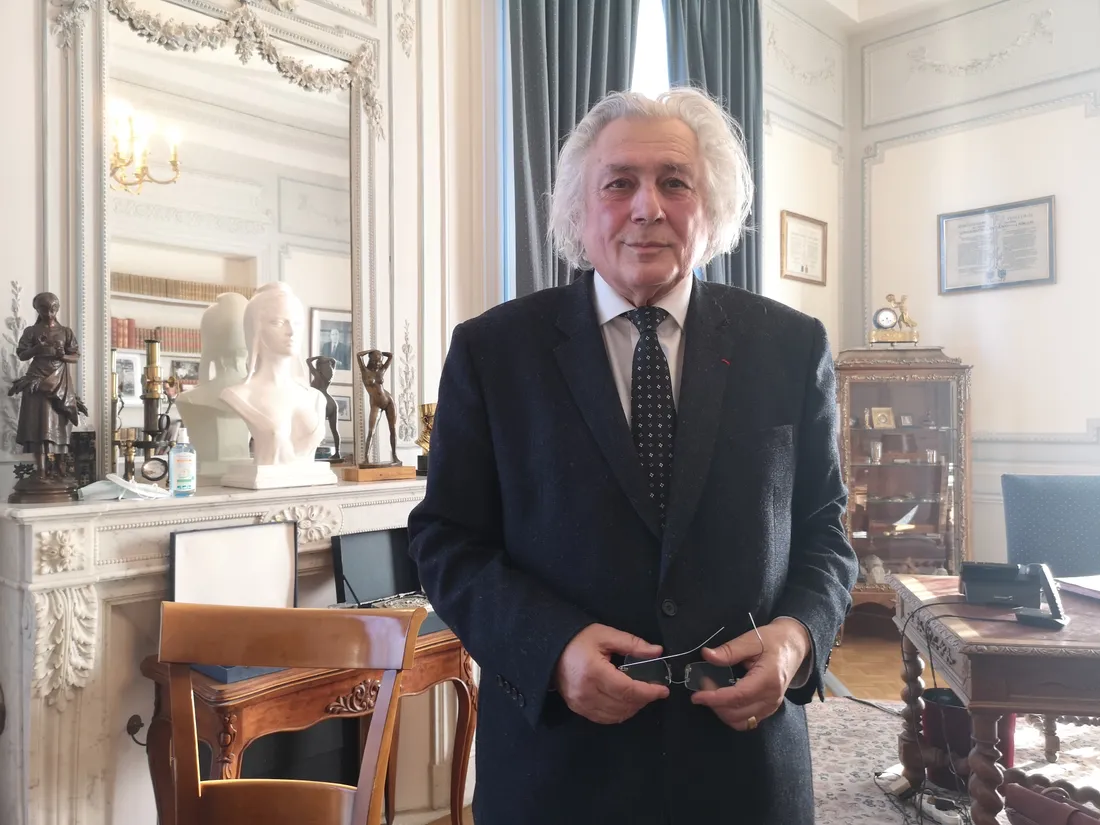 Jeanny Lorgeoux dans son bureau de la mairie de Romorantin-Lanthenay.