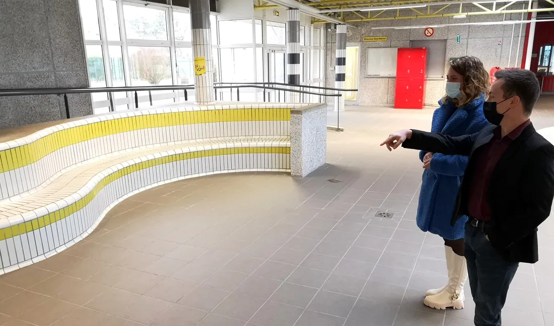 Le Hall du lycée Denis Papin de Romorantin ressemblerait trop à celui d'une piscine, selon Rita !