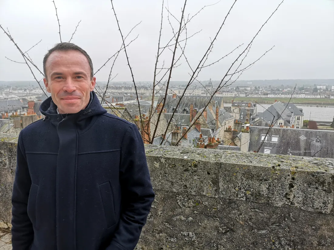 Christophe Hay avec vue sur son futur restaurant sur la rive gauche de Blois.