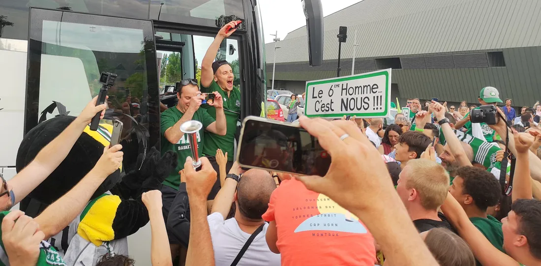 A leur arrivée, les joueurs de l'ADA Blois ont été porté en triomphe.