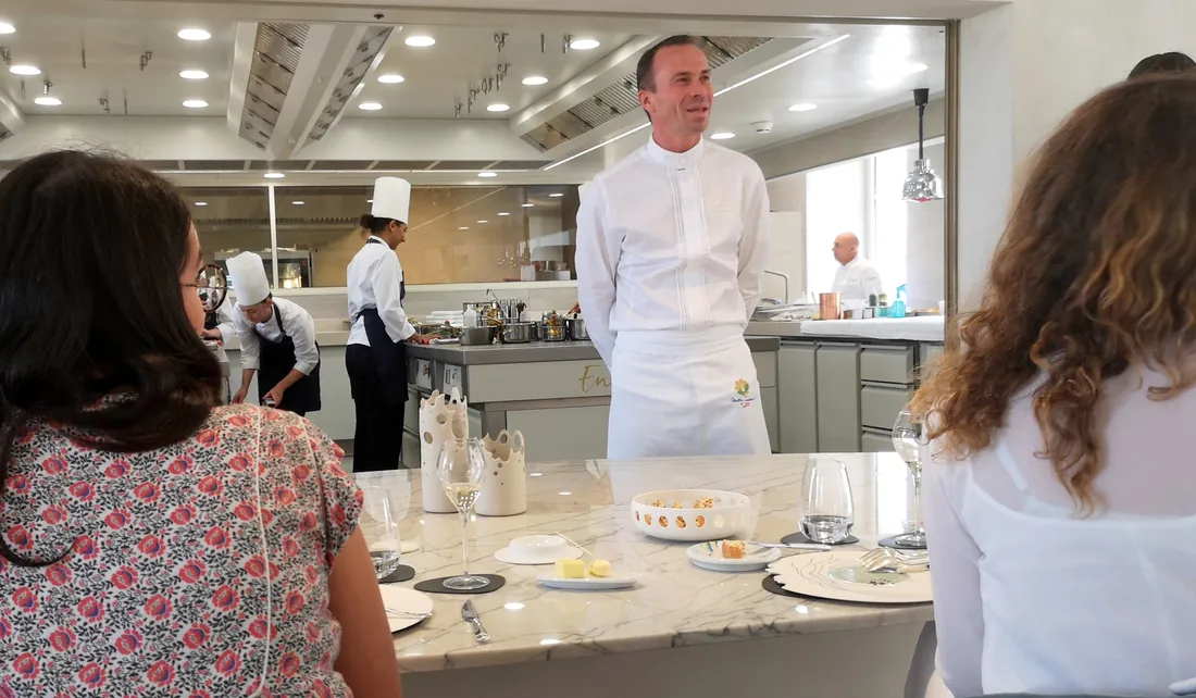 Christophe Hay accueille ses premiers clients dans son nouvel établissement face à la Loire à Blois.