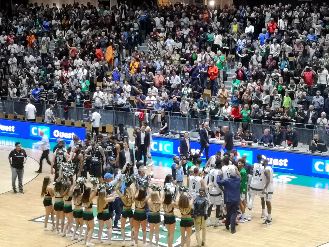 Le public blésois fête sa valeureuse équipe qui a battu l'ASVEL ce mardi soir.