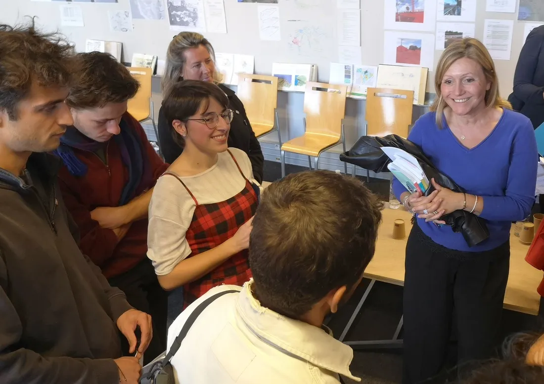 Yaël Braun-Pivet face aux étudiants de l'ENSNP de Blois ce vendredi 7 octobre 2022.