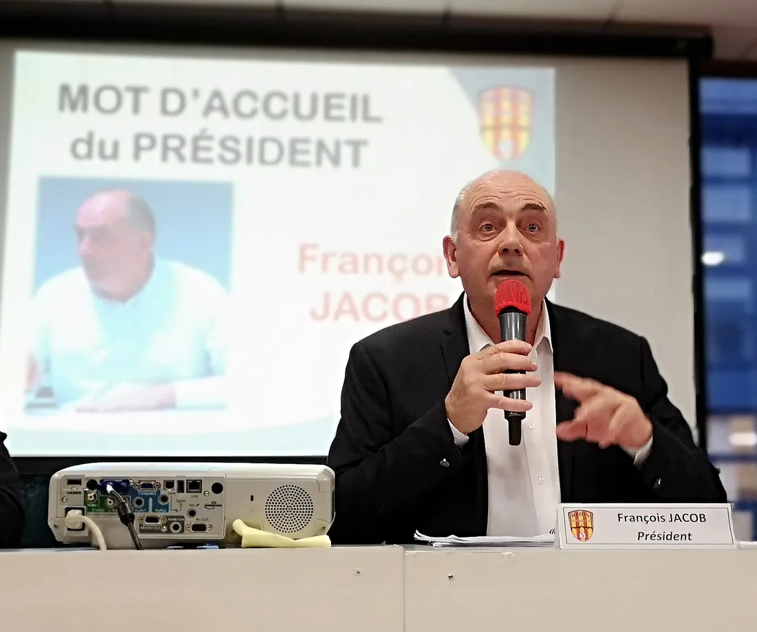 François Jacob se dit prêt à payer de sa proche deux terrains de foot à Blois.