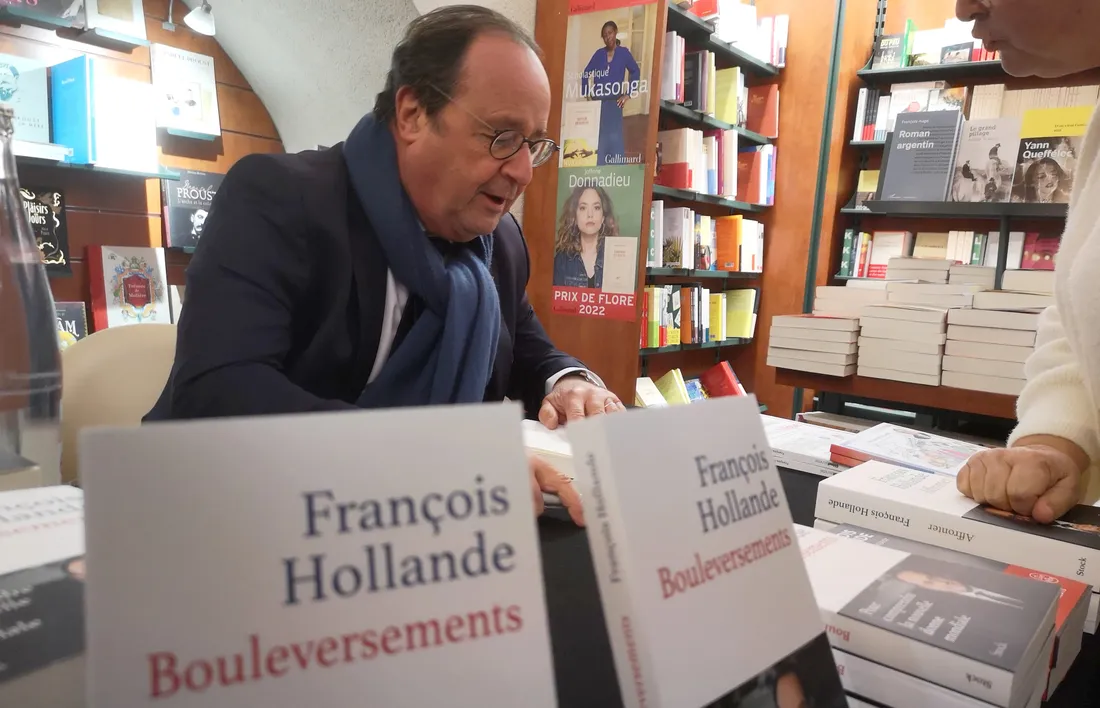 François Hollande a dédicacé son livre - Bouleversements - à des dizaines de personnes à Blois.