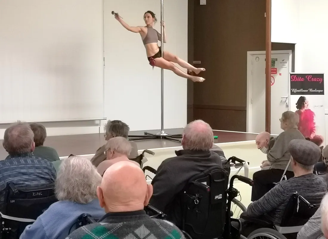 Un spectacle d'effeuillage burlesque au Centre de soins André Gibotteau à Vendôme. 