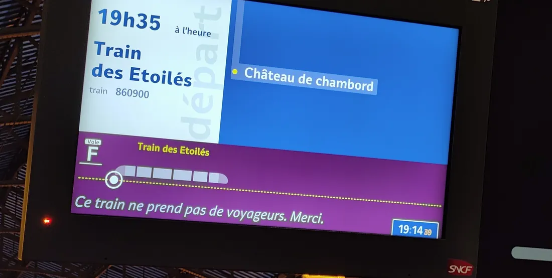 Un train un peu spécial en gare de Tours.