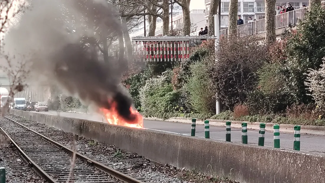 Rouen : une voiture en feu sur les quais de Seine