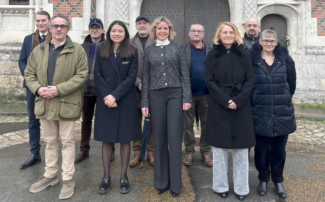 Marine Bardet avec quelques membres de sa liste soutenue par le RN à Blois.