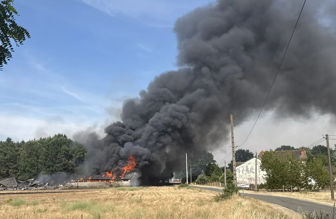 A Fresnes, des bâtiments annexes à des habitations ont été détruits. Photo : SDIS 41.