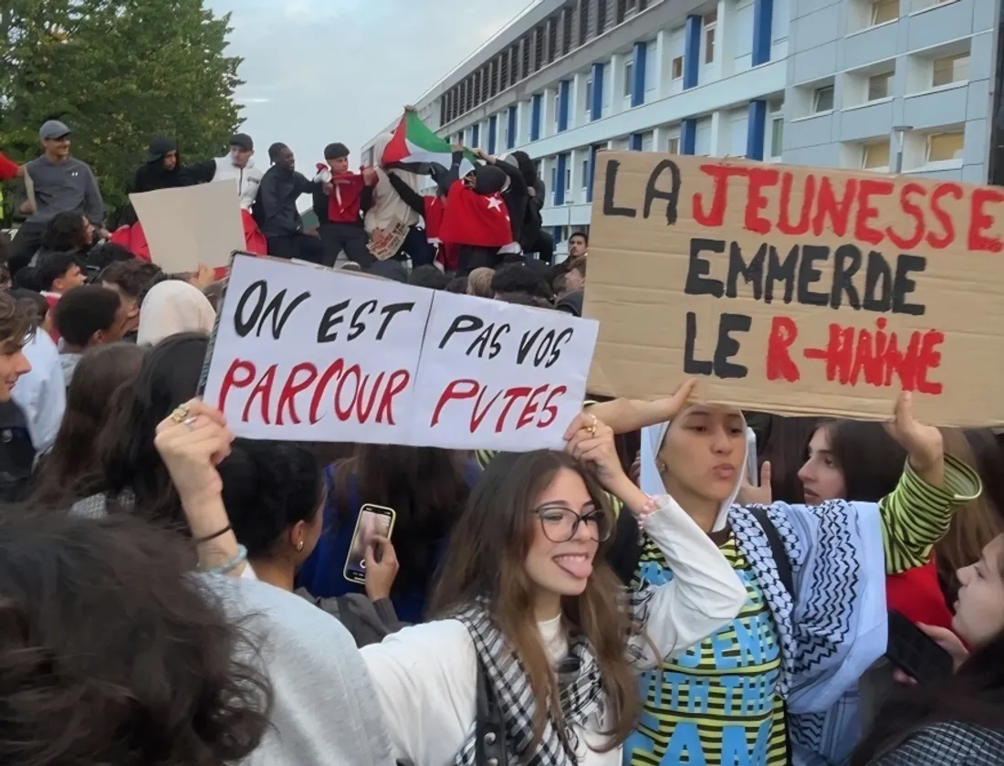 Mobilisation lycéenne devant Claude de France à Romorantin-Lanthenay.