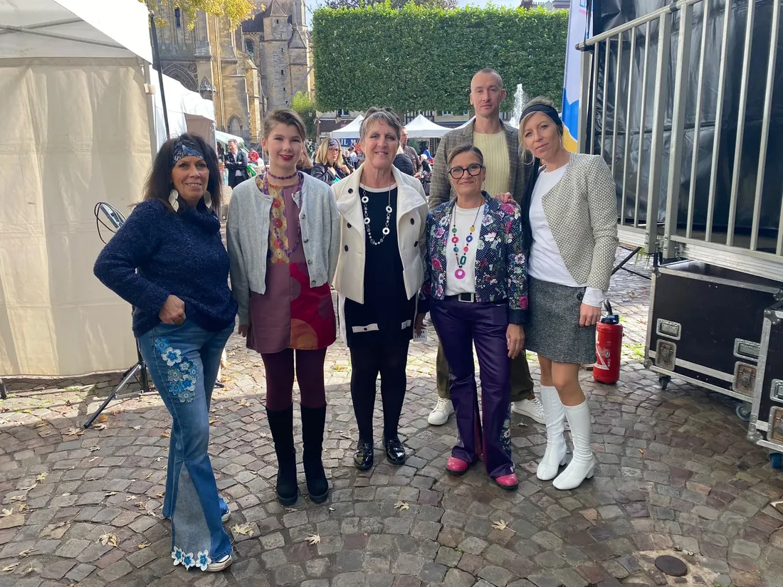 Des personnes en tenue d'époque