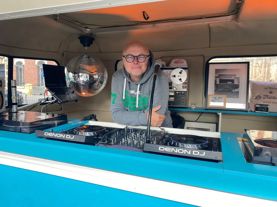Nicolas Raison dans son truck musical