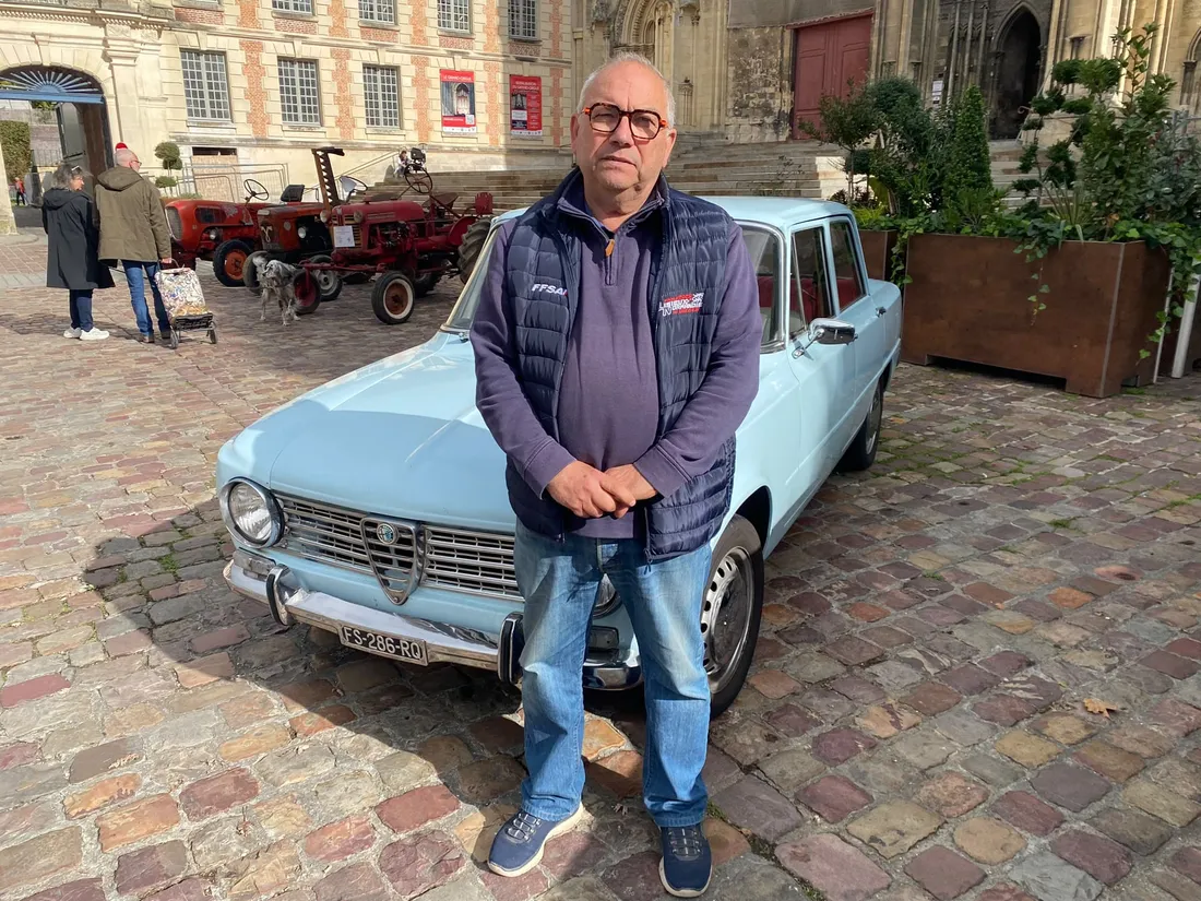 Patrick Rencurosi devant l'une de ses voitures de collection