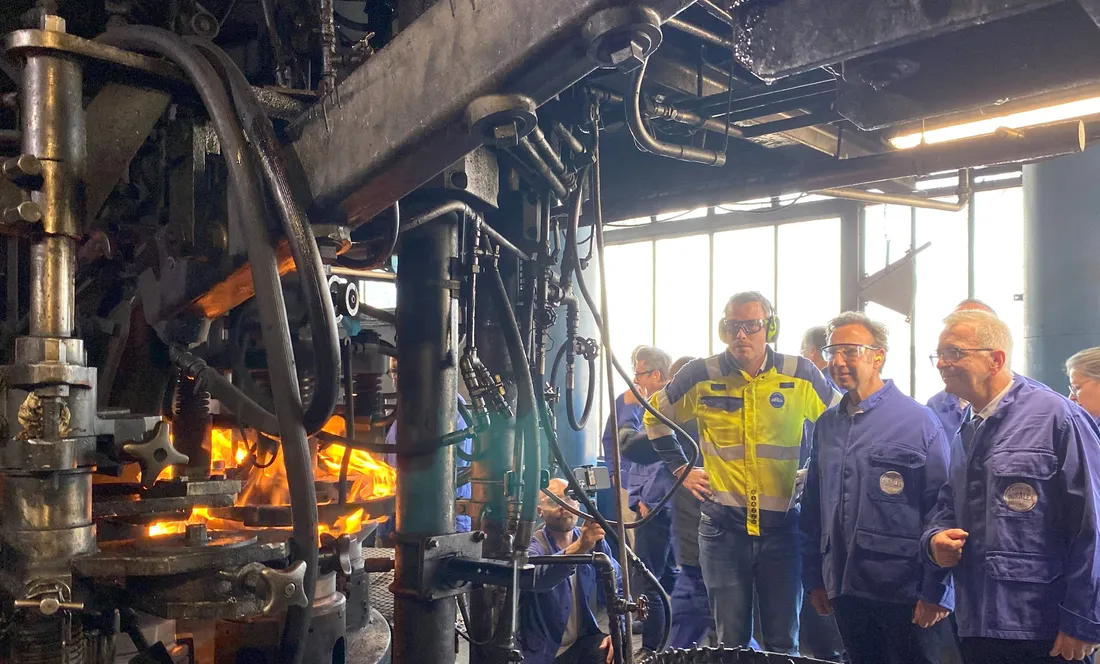 Stéphane Bern en visite sur la chaîne de production de Duralex.
