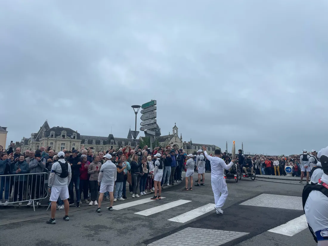 Malgré la pluie, des milliers de personnes ont assisté au passage de la Flamme Olympique.