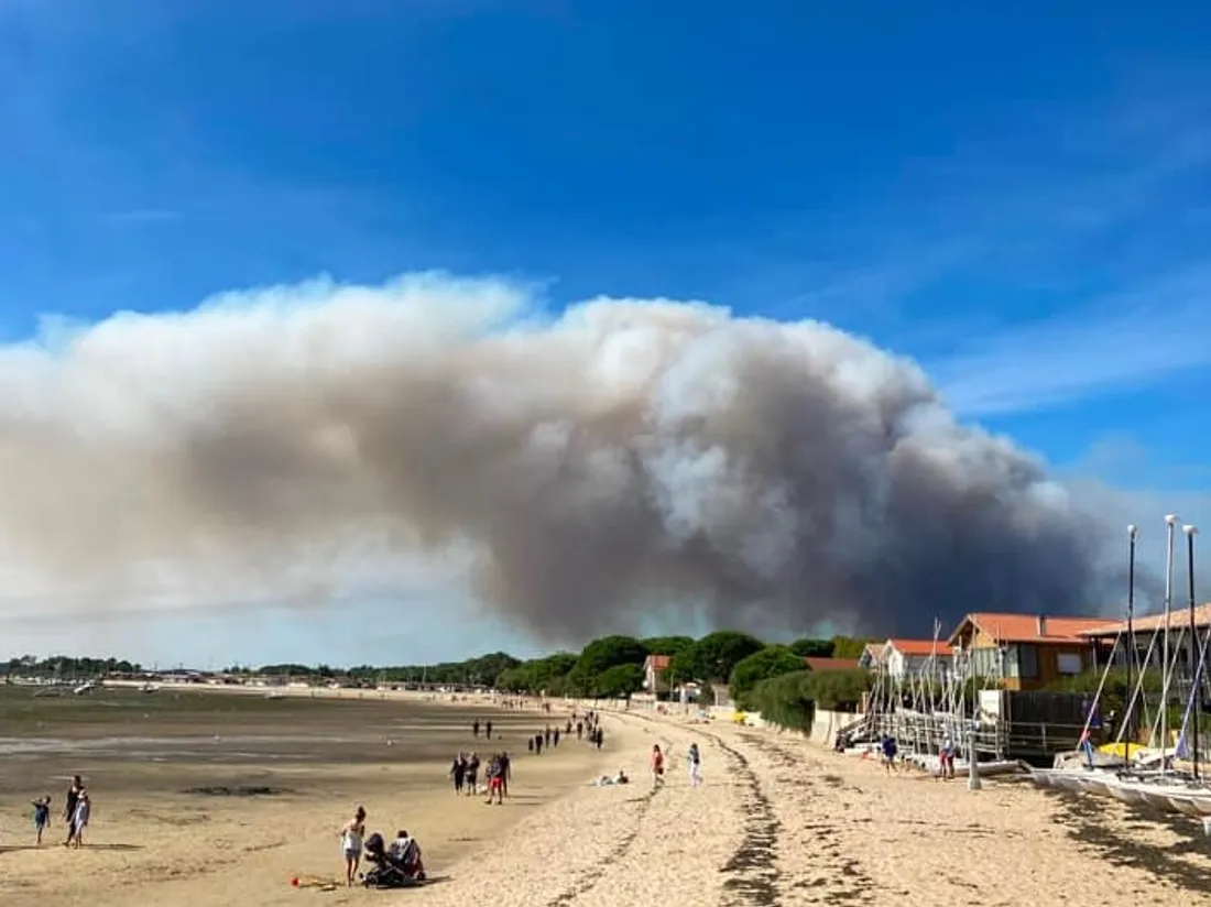Un épais panache de fumée