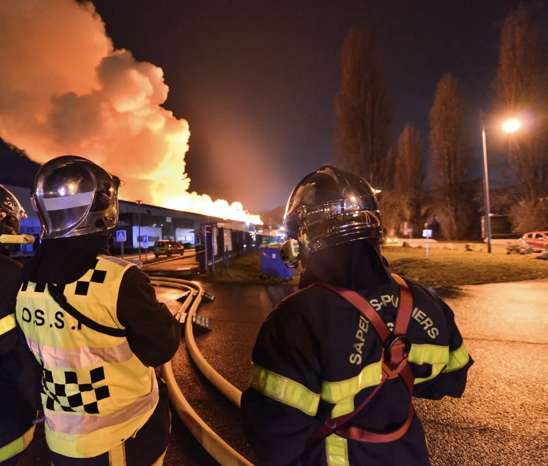GRAND-COURONNE : CE QUE DISENT LES PREMIÈRES ANALYSES SUITE À L'INCENDIE DU SITE BOLLORÉ LOGISTICS