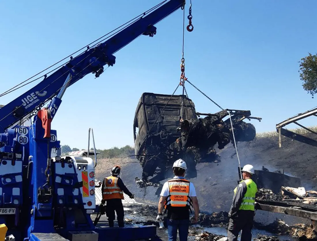Enlèvement du tracteur ravagé par le feu