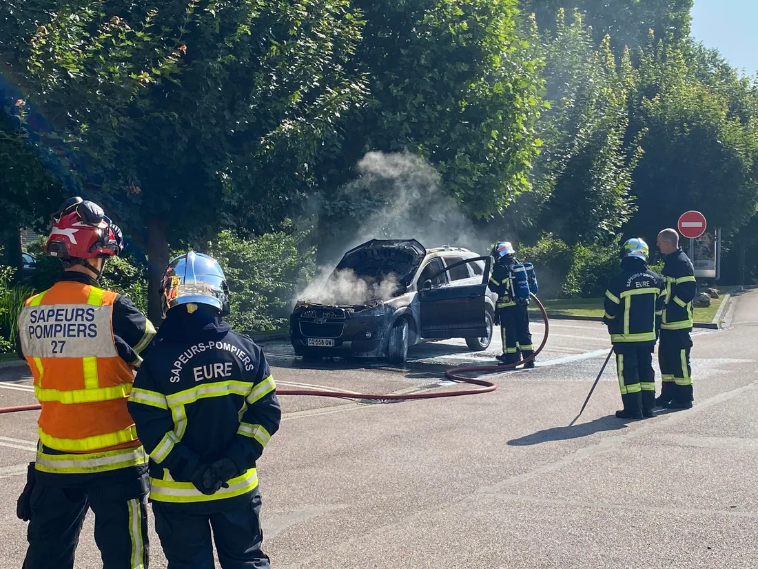 Incendie d'une voiture sur le parking de Cora à Evreux