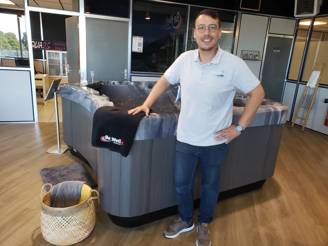 Jordan Lainé devant un jacuzzi