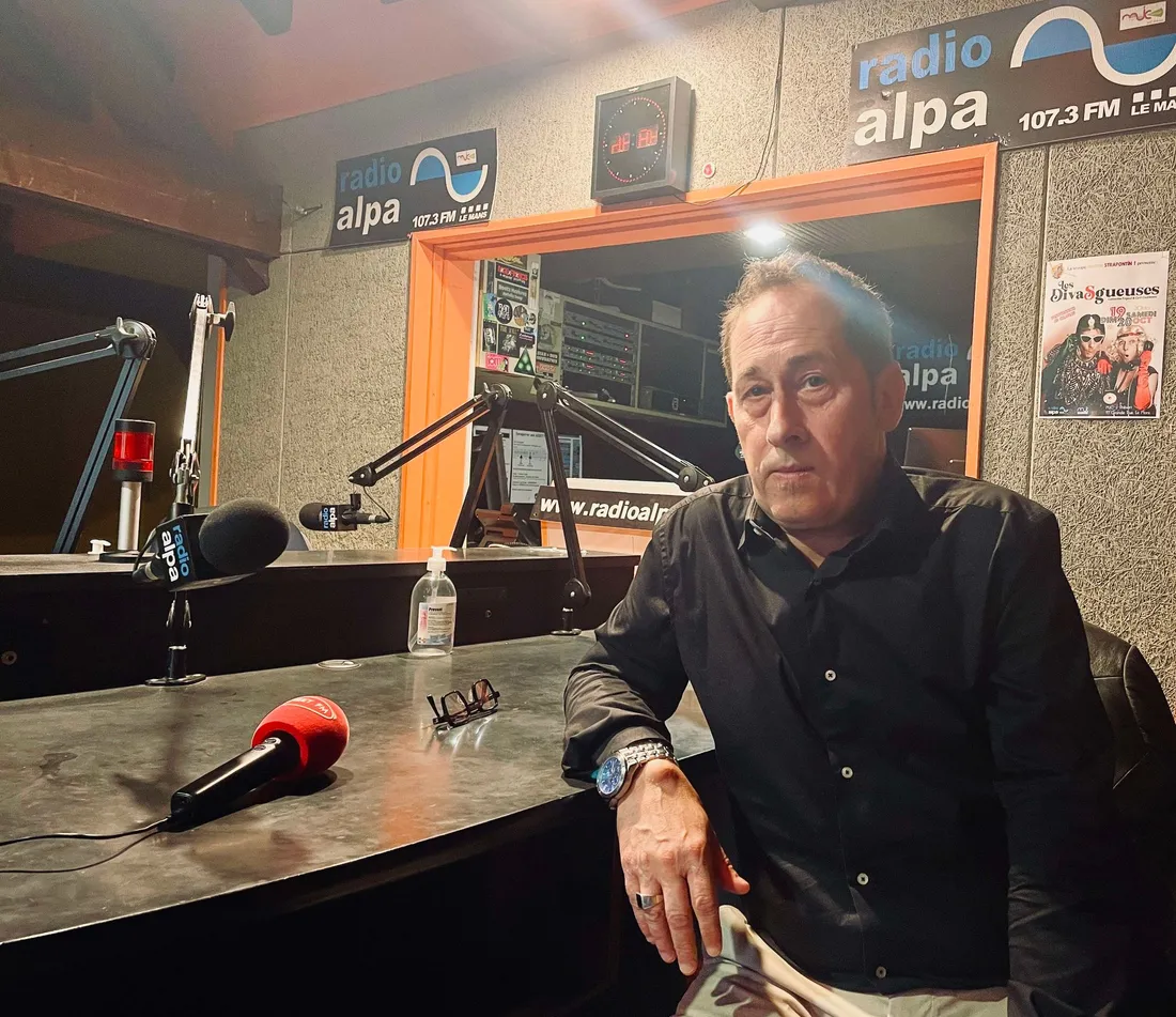 Au Mans, Jean-Yves Breteau dans le studio de Radio Alpa