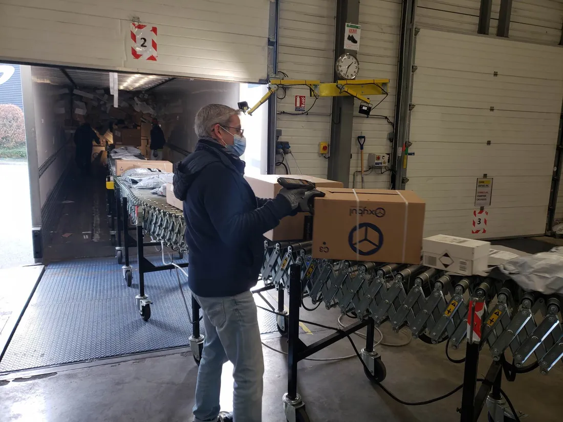 Des colis sont déchargés d'un camion par La Poste
