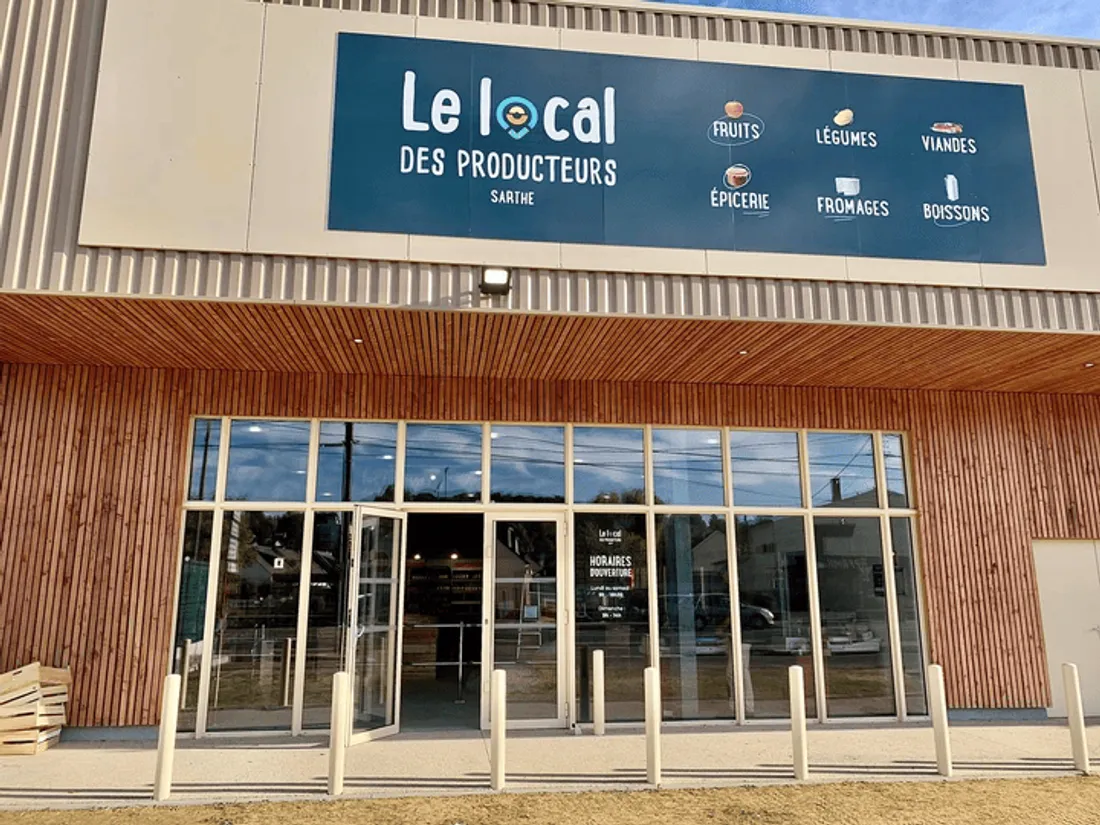 La façade du magasin situé le long de l'avenue Bollée