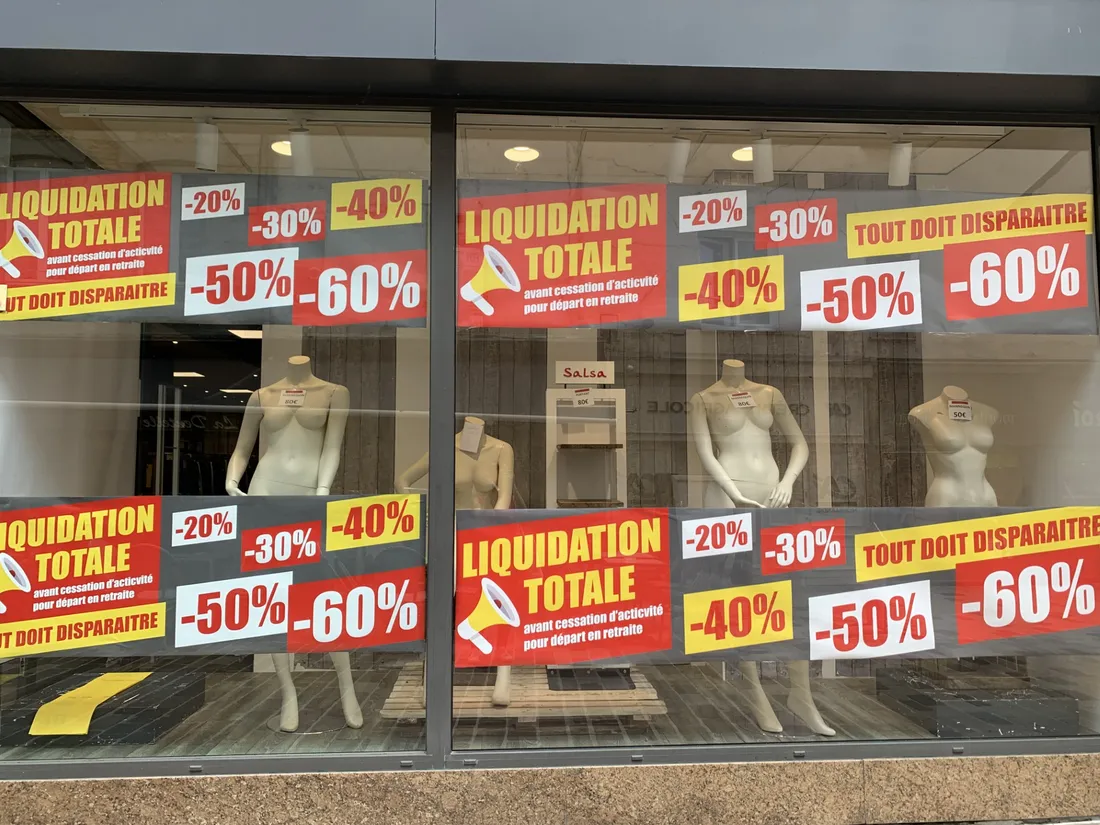 A Alençon, dans la rue aux Sieurs, les boutiques ferment les unes après les autres.