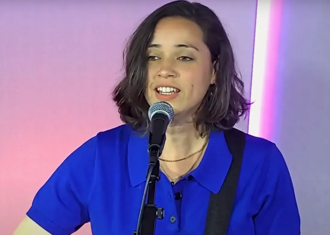 Lola Baï, sur la scène du "Grand studio Sweet FM"