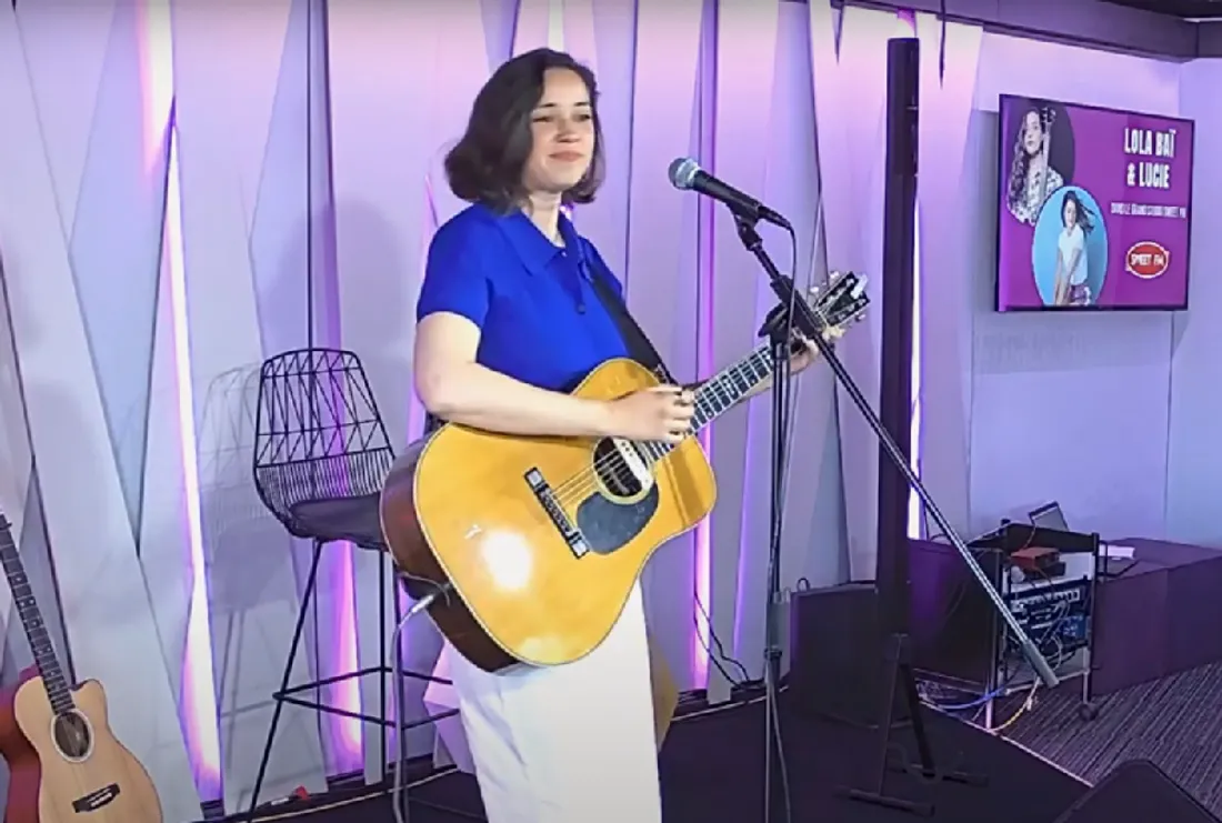 Lola Baï sur la scène du "Grand studio Sweet FM"