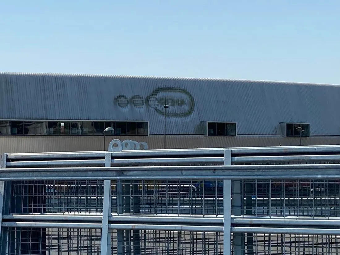 Seules subsistent les traces des anciennes lettres sur la toison du stade