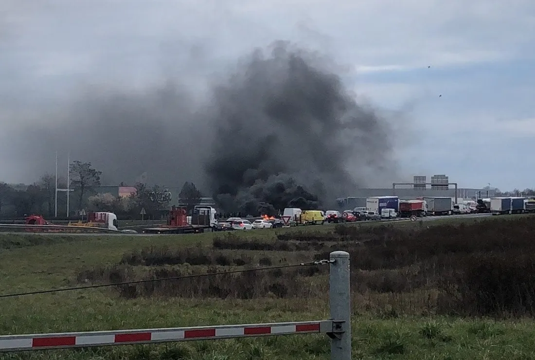 Feu de pneus et de palettes aux portes de Caen