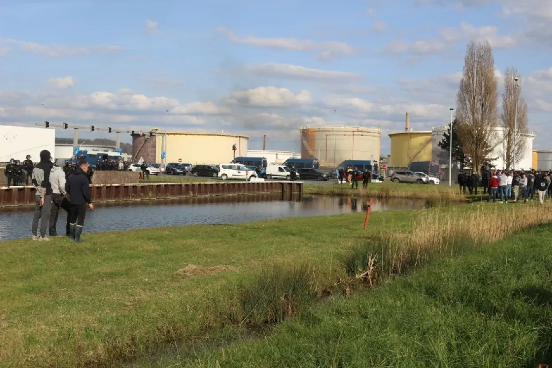 Les pêcheurs devant la raffinerie