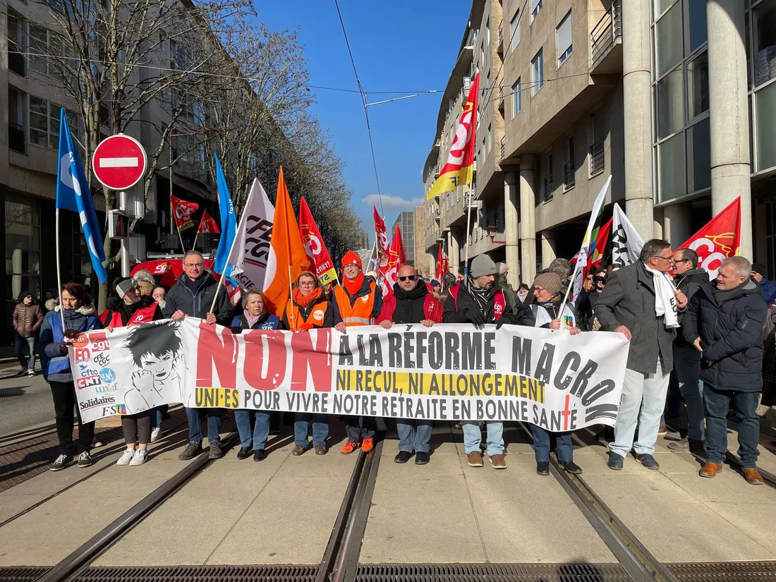Le Mans, manifestation retraite banderole