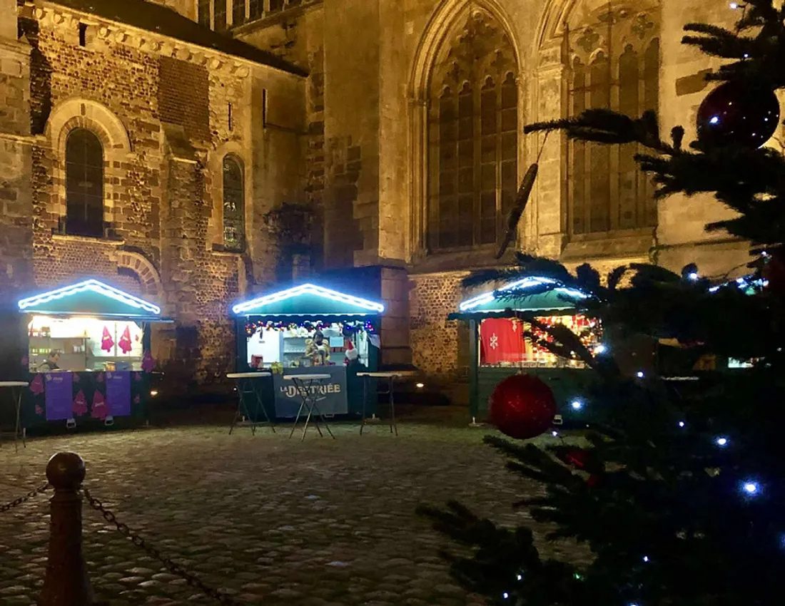 Marché de Noël au pied de la cathédrale du Mans