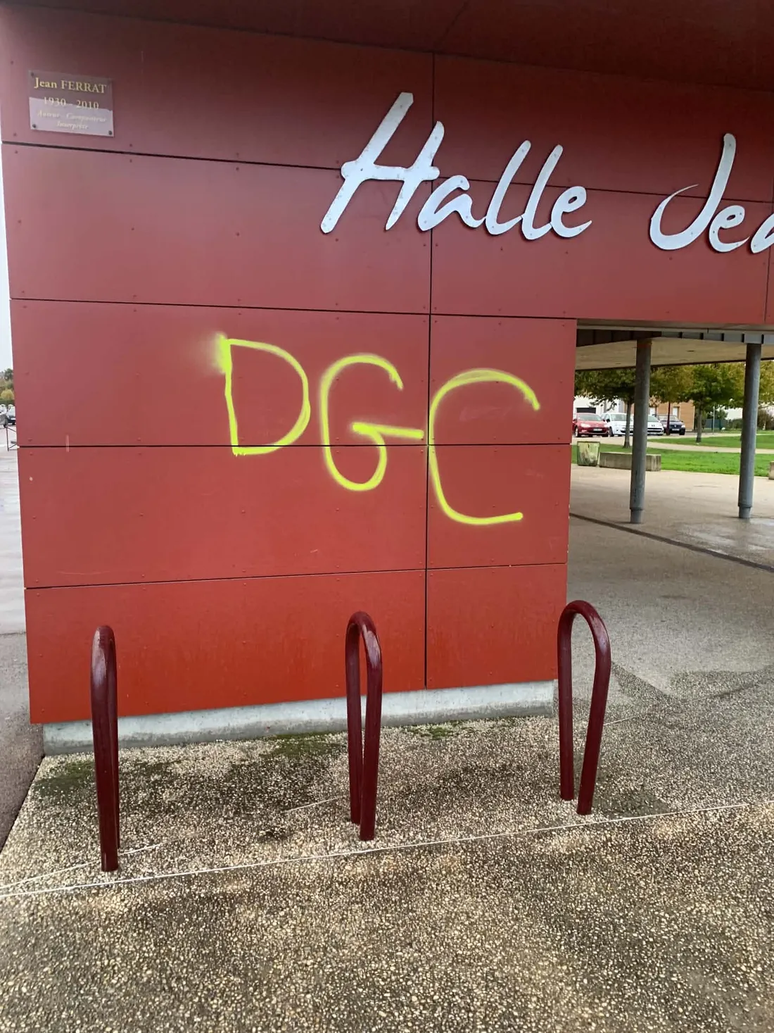 La halle Jean Ferrat de Giberville taguée