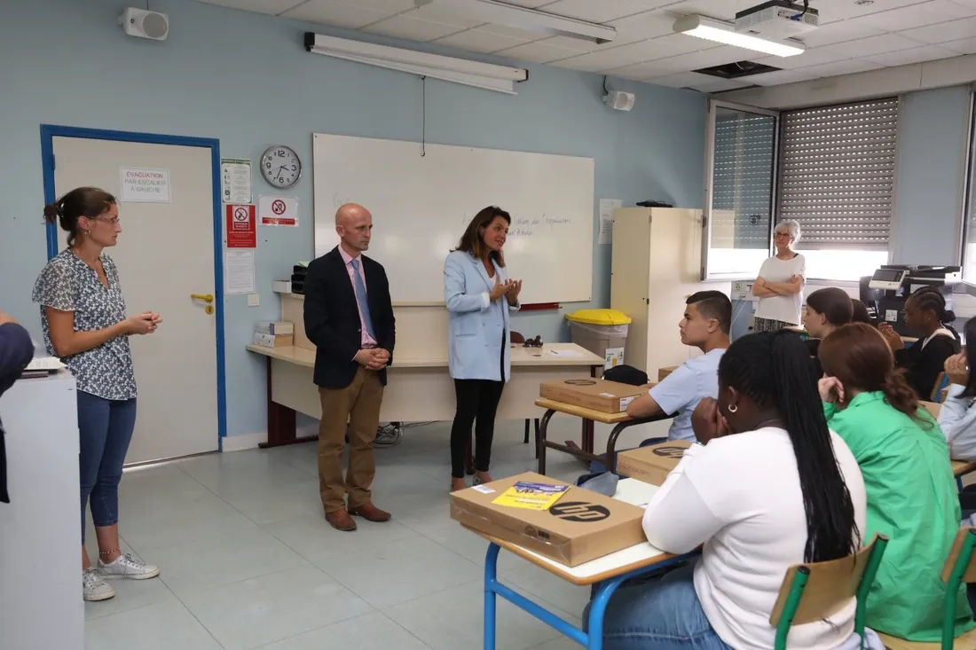 Christelle Morançais en classe dans un lycée privé du Mans