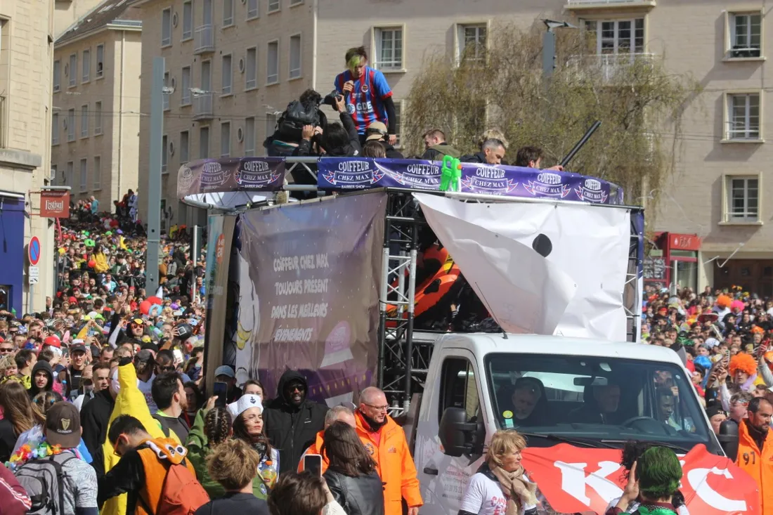 Orelsan est apparu sur un char à Caen
