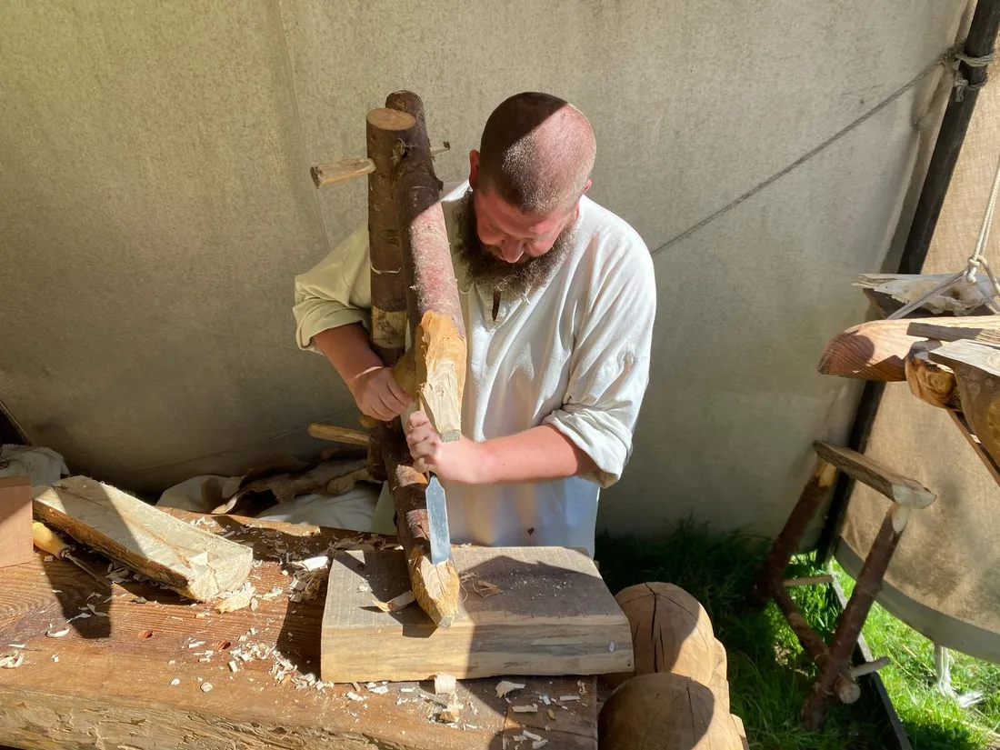 Un bénévole travaillant le bois