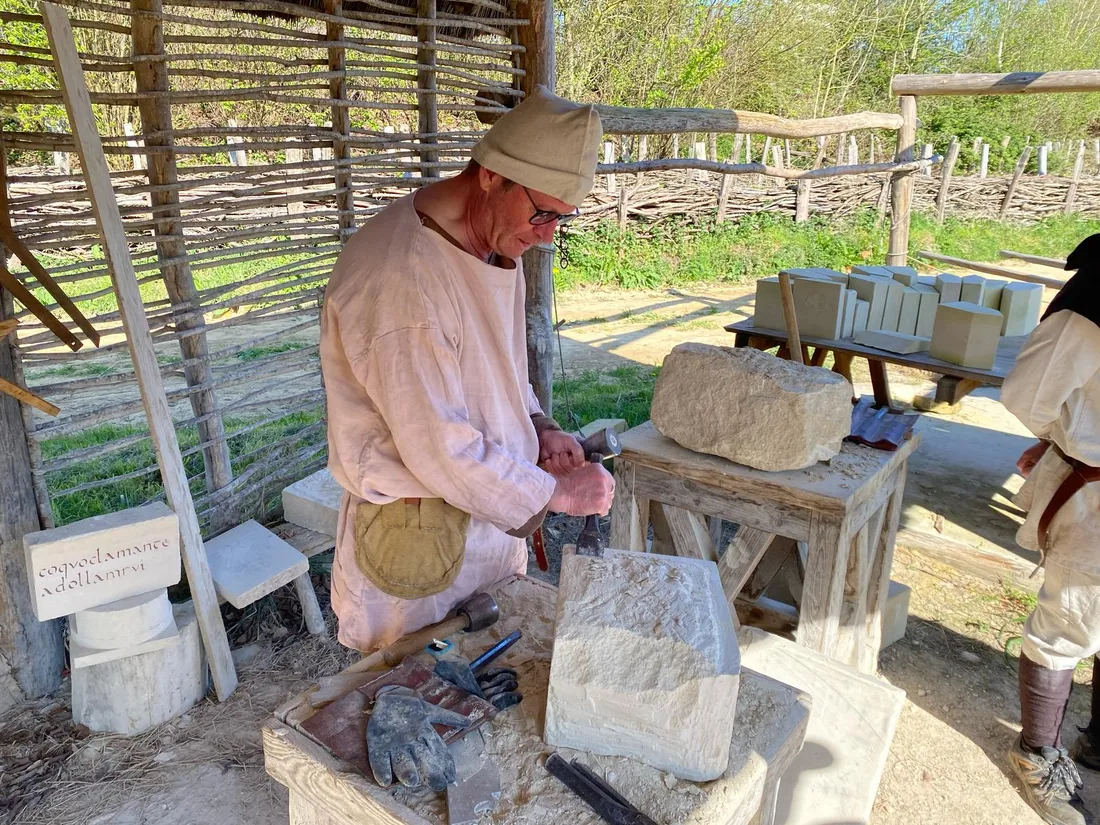 Un bénévole travaillant la pierre
