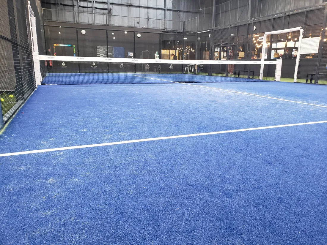 Un terrain de padel
