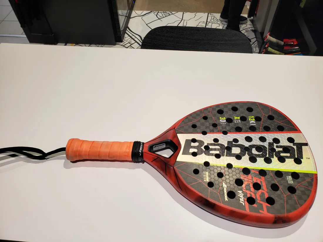 Une raquette de padel
