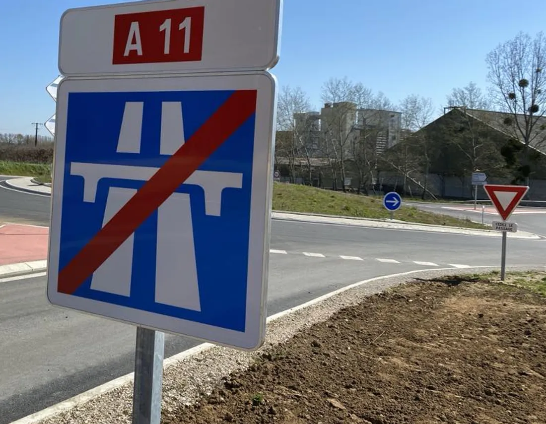 Près de l'échangeur autoroutier de Connerré