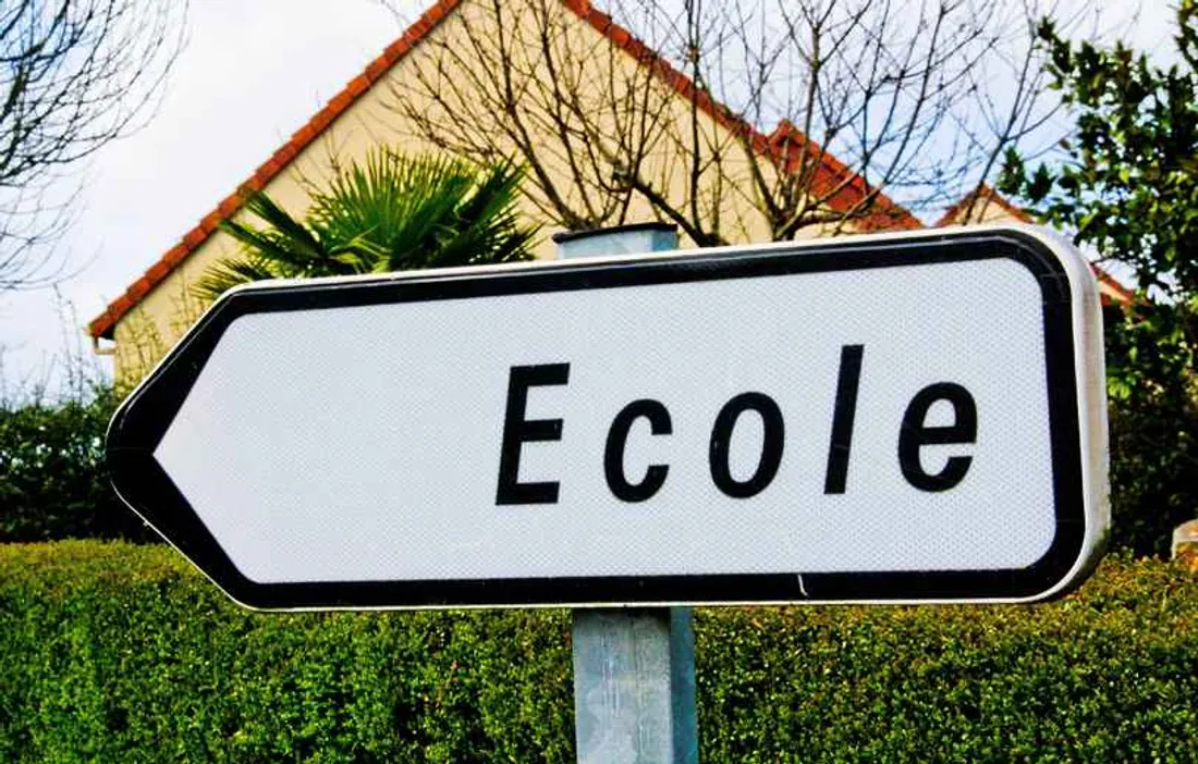 Par ici, c'est l'école