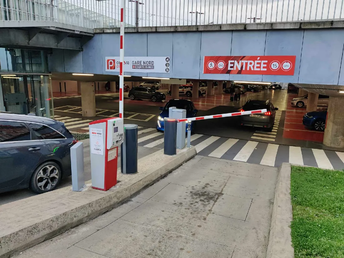 Au Mans, l'entrée du parking souterrain de la gare, coté nord