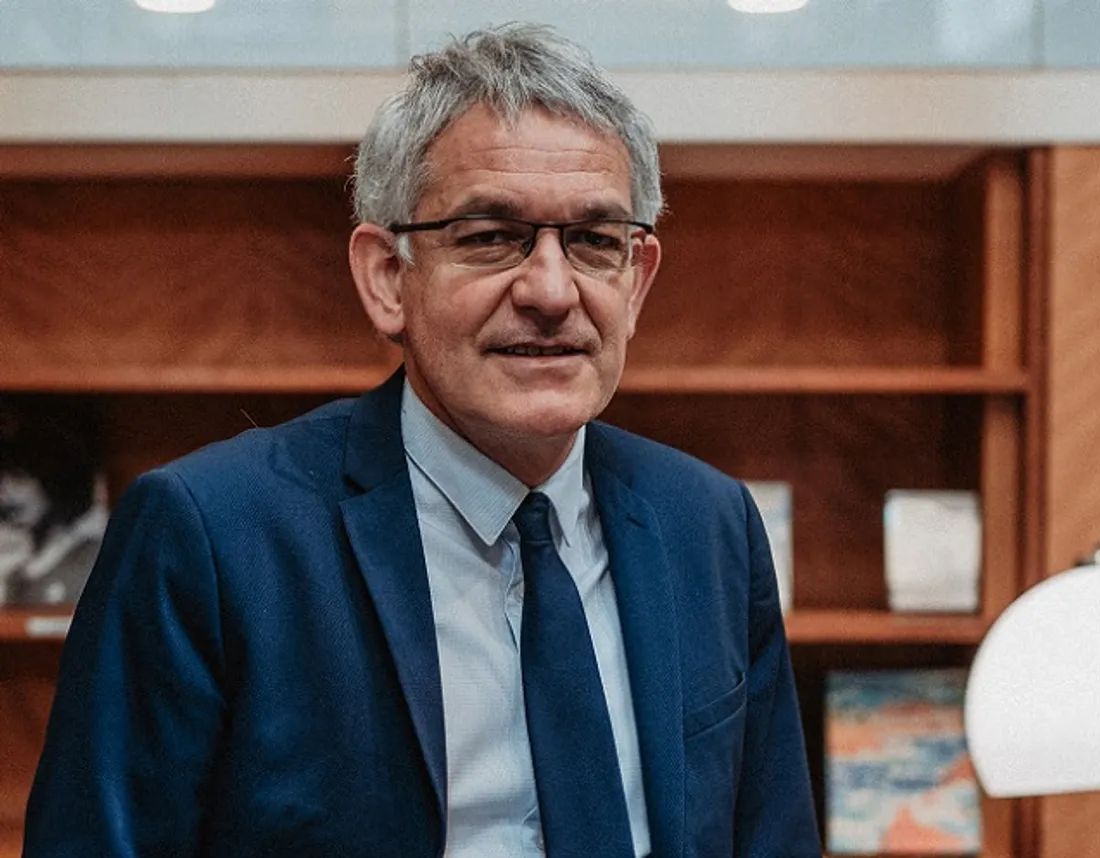 Pascal Leroux se trouve au centre de cette photo