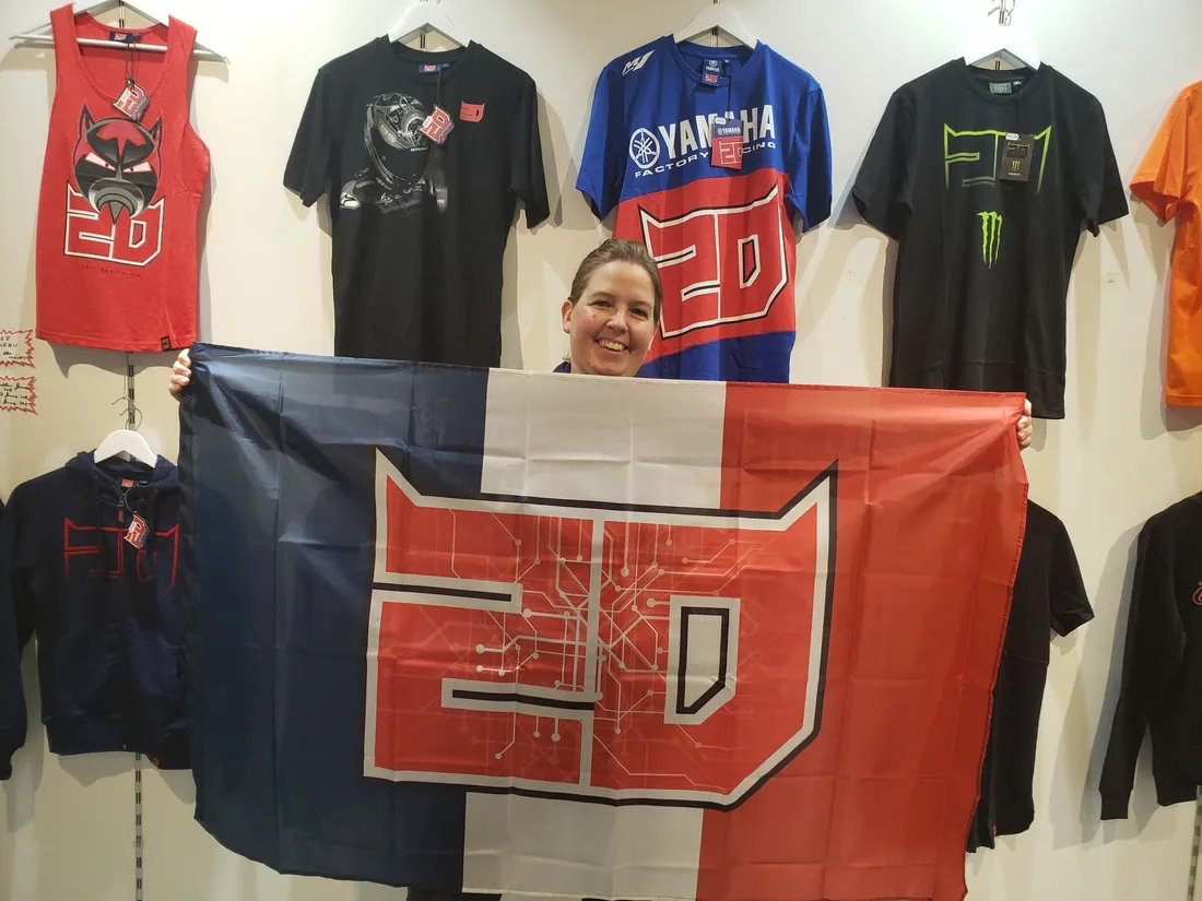 Petra Hinault-Jambor avec le drapeau à l'effigie de Fabio Quartararo