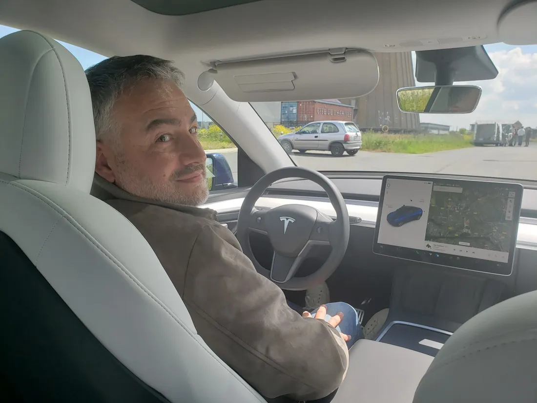 Cyril Touchet dans sa Tesla